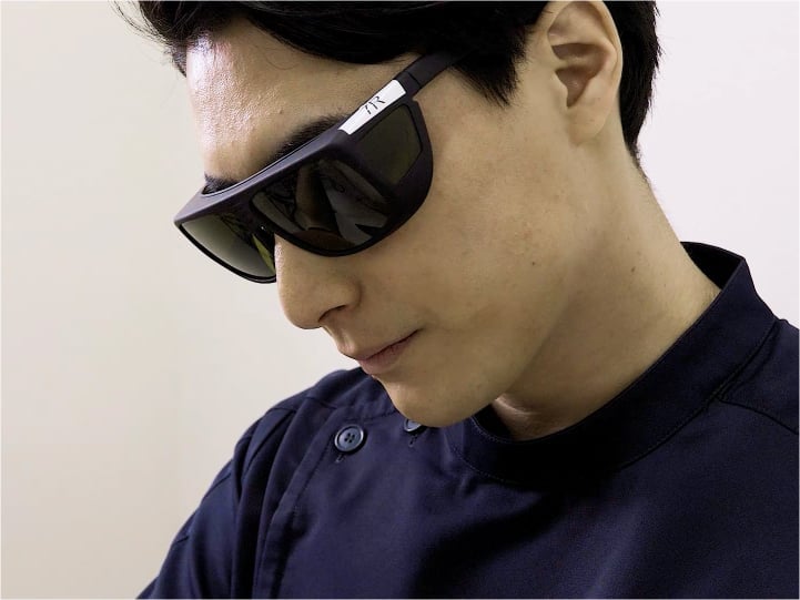 ヒゲ脱毛照射を行う看護師